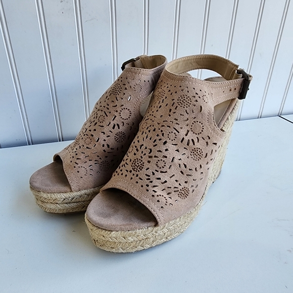 WILD DIVA LOUNGE Taupe Beige Lace Up Platform Heeled Wedge Sandals Sz 8 - Picture 2 of 10